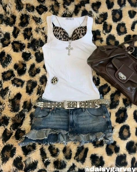 Fits For Autumn, Spring Outfits With Jackets, Leopard Print Style, Y2k Bling Outfits, Outfits W Shorts, Long Sleeve Outfits Aesthetic, Urban Style Outfits Women, Tank Top Over Long Sleeve Outfit, Y2k Jacket Outfit