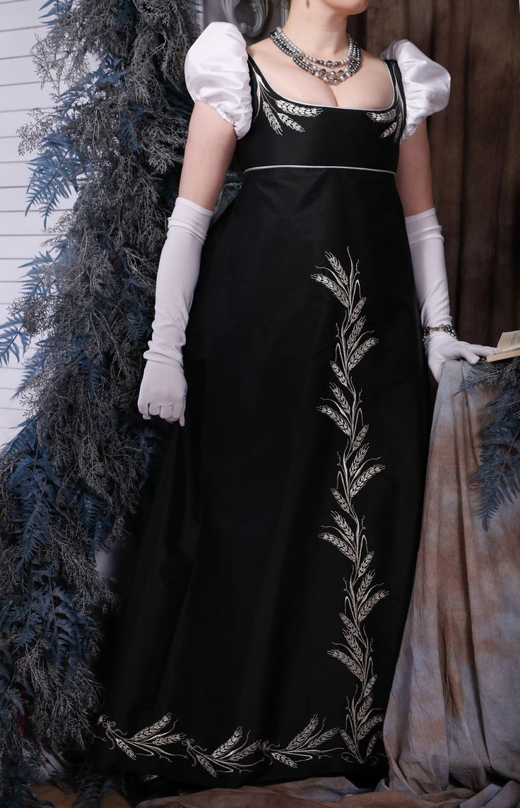 Elegant Floral Embroidered Dress For Evening, Elegant Embroidered Dress For Gala, Elegant Floral Embroidered Evening Gown, Elegant Embroidered Ball Gown, Black Embroidered Dress For Banquet, Black Embroidered Dresses For Banquet, Elegant Embroidered Evening Gown, Elegant Ball Gown Evening Dress With Intricate Embroidery, Traditional Evening Dress With Fitted Bodice