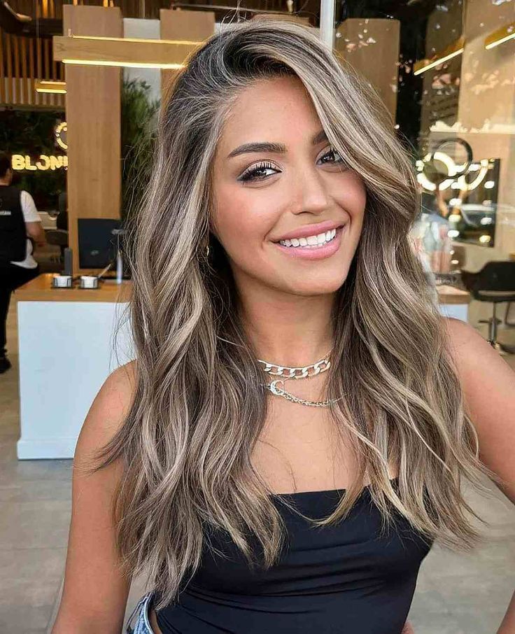 Full Balayage Brunettes Blondes, Black Hair With Blonde Highlights, Blonde Shades, Dimensional Brunette, Rambut Brunette, Kadeřnické Trendy, Brunette Hair With Highlights, Fall Blonde, Vlasové Trendy