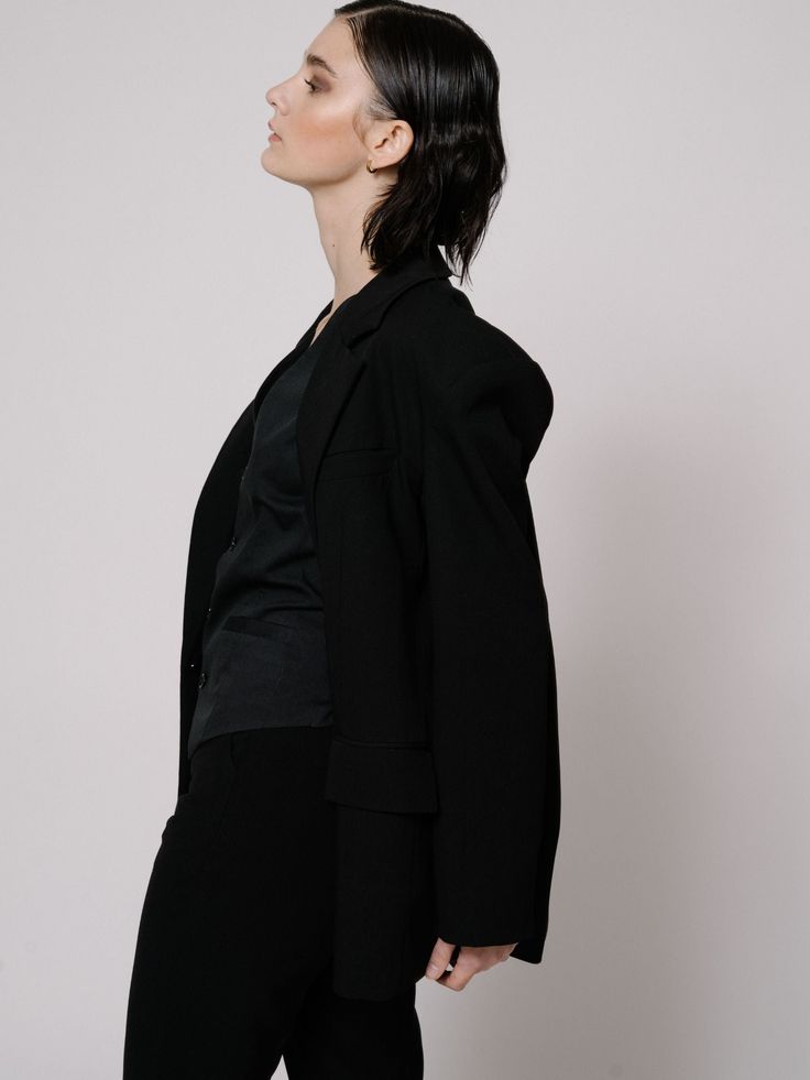 This oversized blazer features a pointed lapel, Wide-shoulder and fluid silhouette for a relaxed take on tailoring. 38% Polyester, 33% Viscose, 25% Recycled polyester, 4% Elastane. Size & Fit Size Bust(CM) Shoulder(CM) Sleeves(CM) Length(CM) S 102 48 60 71 M 106 49 61 72 L 110 50 62 73 Shipping & Return Free US shipping on orders over $100.Free International shipping on orders over $300. For more details click HERE. Oversized Blazer, Normcore, Blazer, Black