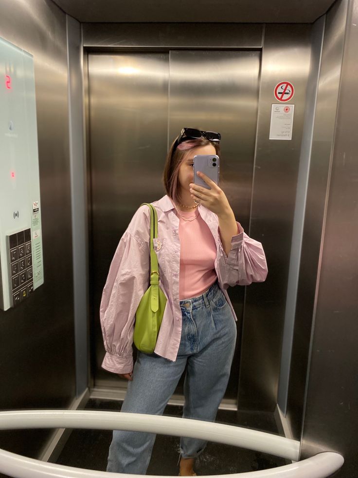 Purple shirt and pink top outfit, green bag, light blue denim, pink hair Light Green Bag Outfit, Light Pink Bag Outfit, Yellow Shoes Outfit, Pink Bags Outfit, Green Bag Outfit, Pink Top Outfit, Thrift Ideas, Mix Match Outfits, Bag Outfit