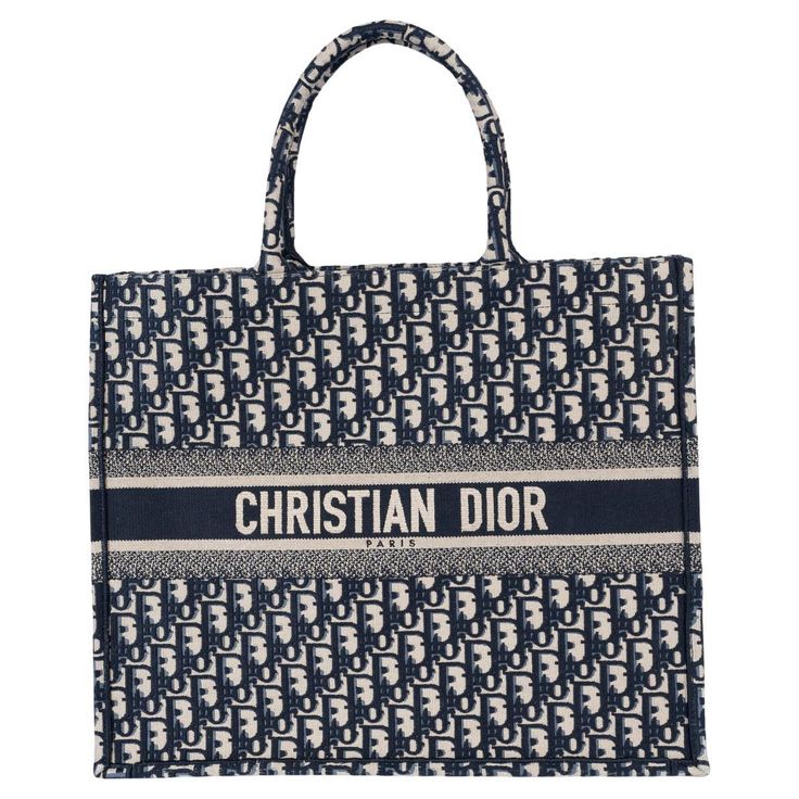 100% authentic Christian Dior Book Tote Large in navy and ecru Oblique embroiderey canvas. Brand new. Comes with dust bag. Measurements Model M1286ZRIW_M828 Height 35cm (13.7in) Width 42cm (16.4in) Depth 18cm (7in) Drop of the Handle 16cm (6.2in) Blindstamp 50-MA-0138 All our listings include only the listed item unless otherwise specified in the description above Book Tote Bag, Dior Book Tote, Fashion Handbags, Christian Dior, Navy Blue, Dust Bag, Dior, Brand New, Navy