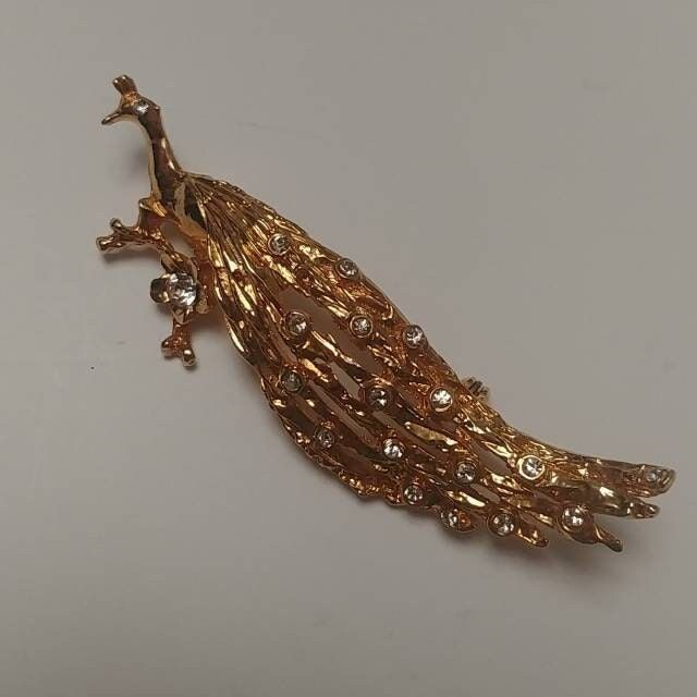 Vintage large peacock brooch in gold tone. There are many rhinestones on the tail. A wonderful gift for mom or girlfriend. Add this vintage  brooch to your jean jackets,t-shirts,hats,totes more.  This pin makes a great gift. Size 7.5 cm x 2 cm          3 in x 0.6 in Peacock Brooch, Vintage Brooch, Blue Rhinestones, Jean Jackets, Vintage Brooches, Gift For Mom, Vintage Gold, Red Blue, Brooch Pin