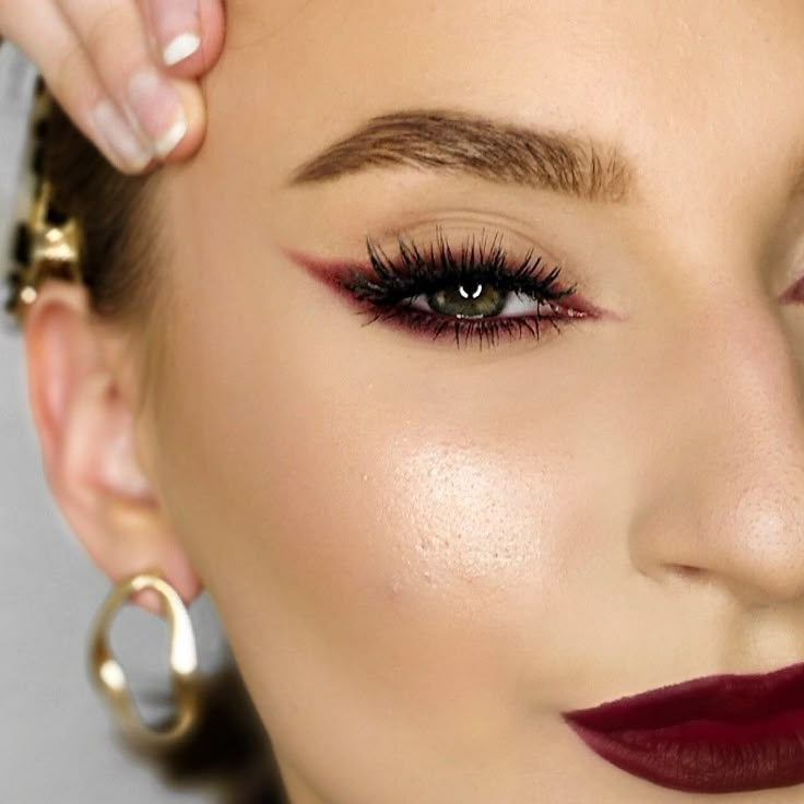 Burgundy dark sultry cat eye makeup look. Green eyes makeup Burgundy Eyeshadow Looks, Maybelline Age Rewind, Maroon Makeup, Burgundy Makeup Look, Berry Makeup, Maybelline Age Rewind Concealer, Burgundy Eye Makeup, Competition Makeup, Dark Green Eyes