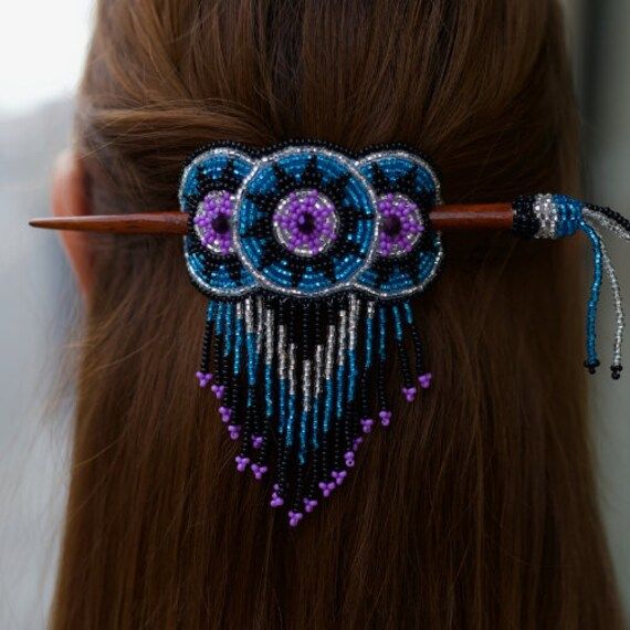 Our handmade beaded barrettes are true works of art! We love the detail and intricacy of each piece. All hair accessories are made in Guatemala!  DETAILS  ✔ Made with quality Czech beads ✔ Made using strong bead weaving thread ✔ Durable and unique  WHOLESALE  If you are interested in purchasing in bulk please contact us and we will get back to you within 24 hours.  STILL NEED HELP?  Message us by clicking the "Message MakarioS Artesanos" button on the bottom right of the page! We will get back t Native American Beaded Hair Barrette, Beaded Hair Clips, Beaded Hair Pins, Bead Hair Accessories, Hair Accessories Boho, Dance Hairstyles, Beaded Headband, Hair Decorations, Native American Beading