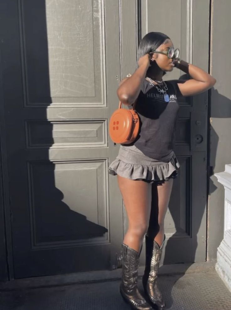 Cowboy Boots Outfit Baddie, Day Party Outfits Black Women, Streetwear Going Out Outfit, Boot Outfit Black Women, Festival Outfits Black Women, Mini Skirt Outfit Aesthetic, Aesthetic Cowboy Boots, Skirt Outfit Aesthetic, Aesthetic Cowboy