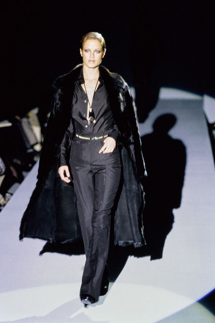 Gucci Fall 1996 Ready-to-Wear Fashion Show - Carolyn Murphy 90s Fashion Show, Gucci Runway, Tom Ford Gucci, Fashion Decades, Carolyn Murphy, 90s Runway, Versace Couture, Gucci Gucci, Gucci Fashion