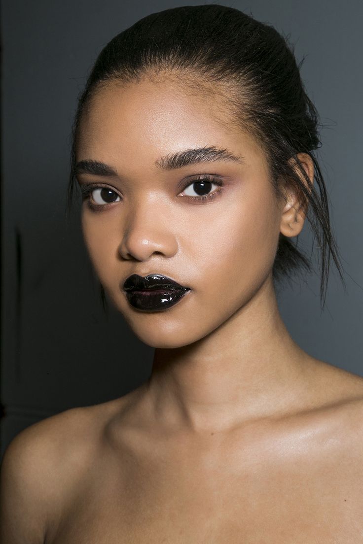 It's bold and high-fashion. Black Glossy Makeup, Dark Lipgloss, Black Lipstick Makeup, Ethereal Essence, Cover Girl Makeup, Video Inspiration, Dark Lipstick, Glossy Makeup, Black Lipstick