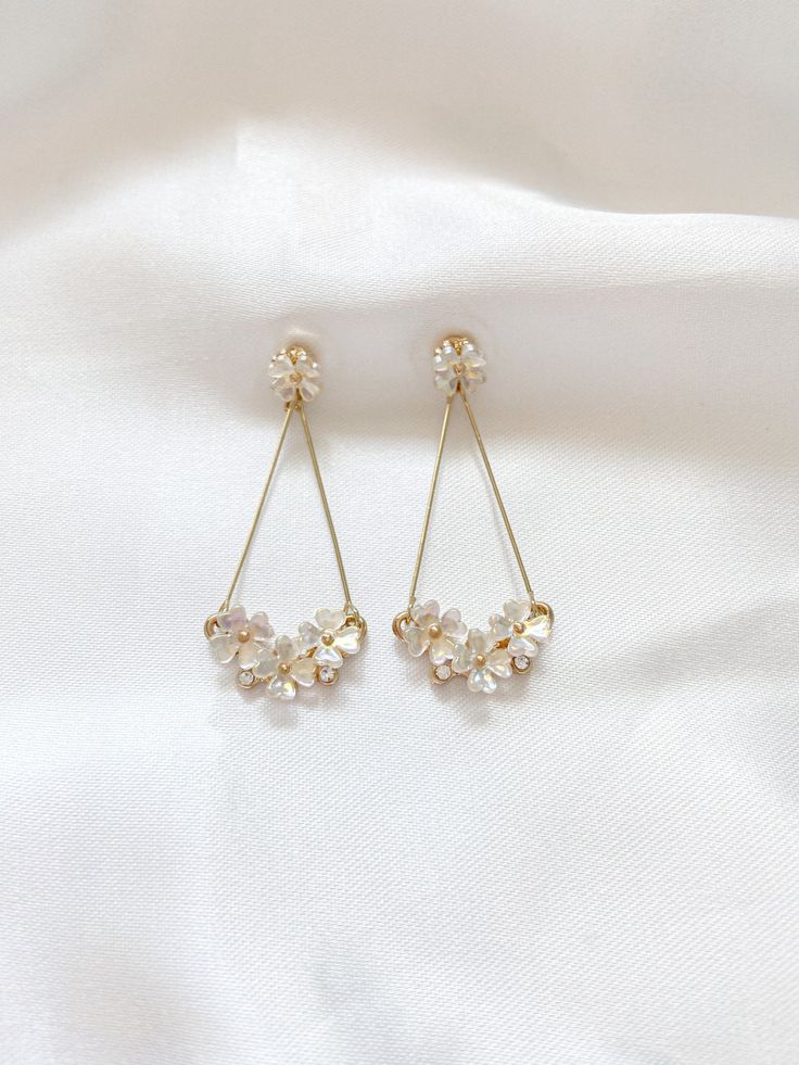 Material : Brass, Cubic, Silver 925 post Size : 2.2 cm Affordable Dainty Dangle Flower Earrings, Gold Flower Earrings, Kawaii Earrings, Flower Drop Earrings, Korean Earrings, Drop Earrings Gold, Korean Jewelry, Gold Flower, Earrings Statement