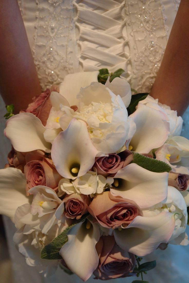 the bride's bouquet is made up of white and pink flowers