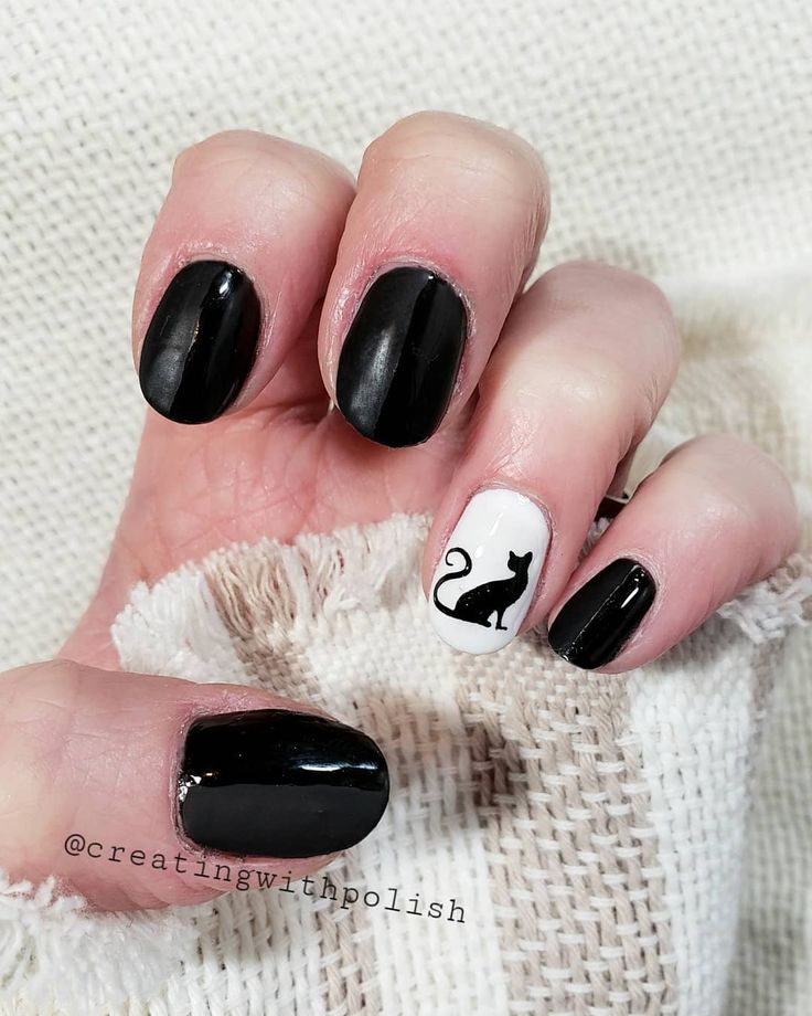 Black Cat On Nails, Black Cat Manicure, Cat Themed Nails, Black Cat Nails Design, Black Cat Nail Art, Halloween Short Nails, Spooky Manicure, Black Cat Nails, Cat Nail Designs