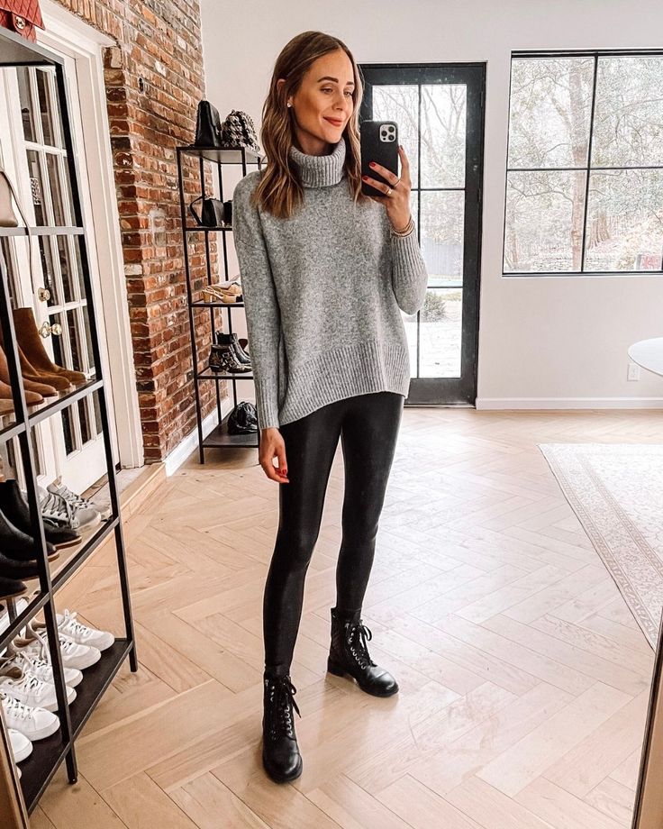 girl taking a selfie Leggings And Combat Boots Outfit, Boot Leggings Outfit, Black Combat Boots Outfit, Biker Boots Outfit, Leggings And Combat Boots, Combat Boot Outfits, Combat Boot Outfit, White Combat Boots, Fall Boots Outfit