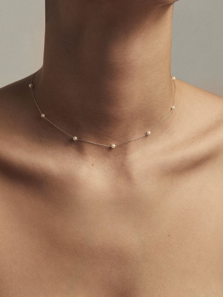 Pearl Necklaces Modern, Choker Ideas, Modern Pearl Necklace, Floating Pearl Necklace, Tai Jewelry, Pearl Necklace Choker, Akoya Pearl Necklace, Prom 2023, Pearl Drop Necklace