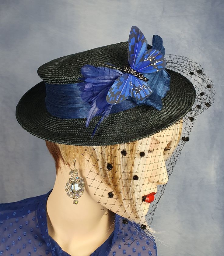 Elegant women's hat in black parasisal with veil, with abaca silk and butterfly in blue. This beautiful summer accessory is the perfect addition to any special occasion. High-quality parasisal material designed with fine parasisal fibres, this hat offers a soft and durable texture, ensuring comfort and style with every wear. The elegant and delicate veil adds an elegant touch. This hat is ideal for formal events, weddings and any occasion where you want to stand out with a unique and sophisticat Fitted Black Sinamay Hat, Black Fitted Sinamay Hat, Blue Adjustable Fascinator For Summer, Black Summer Fascinator For Formal Occasions, Black Summer Formal Fascinator, Adjustable Blue Fascinator For Summer, Blue Summer Fascinator Hat, Blue Fitted Fascinator For Beach, Black Summer Hat For Wedding