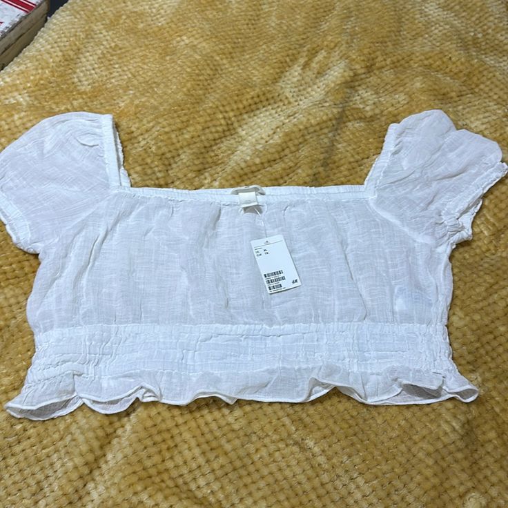 Summer Blouse Nwt White Summer Tops By H&m, H&m White Summer Tops, Fitted H&m Top For Beach, H&m Short Sleeve Summer Blouse, H&m Cropped Summer Tops, H&m Short Sleeve Blouse For Summer, H&m Cropped Top For Summer, H&m Summer Tops For Day Out, H&m Cropped Tops For Spring