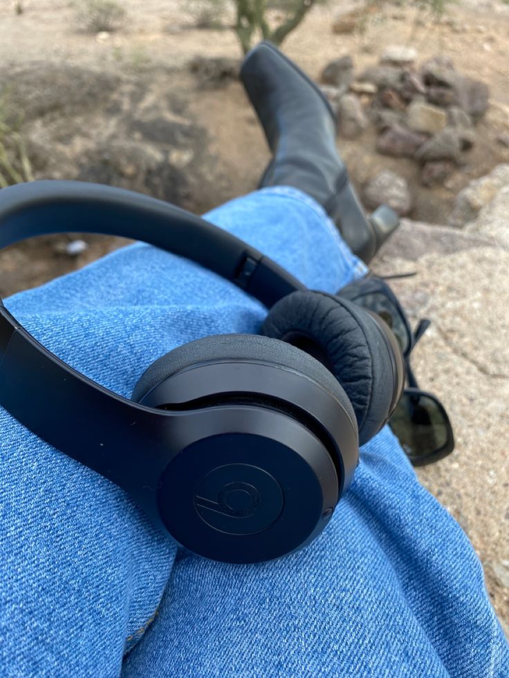 Black Headphones aesthetic Black Beats Headphones Aesthetic, Head Phone Aesthetics, Beats Solo 3 Aesthetic, Beats Aesthetic, Beats Solo 3, Black Beats, Apple Headphones, Dre Headphones, Head Phones