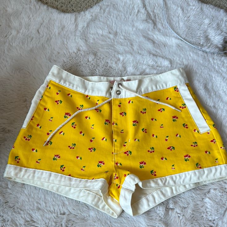 Very Cute Summary Shorts With White Back Pockets, So Refreshing To The Eyes Trendy Yellow Shorts With Pockets, Yellow Summer Cotton Shorts, Yellow Cotton Summer Shorts, Trendy Yellow Cotton Shorts, Casual Yellow High-waisted Shorts, Retro Red Beach Shorts, Yellow High-waisted Cotton Shorts, High Waist Yellow Beachwear Bottoms, Yellow Cotton High-waisted Shorts