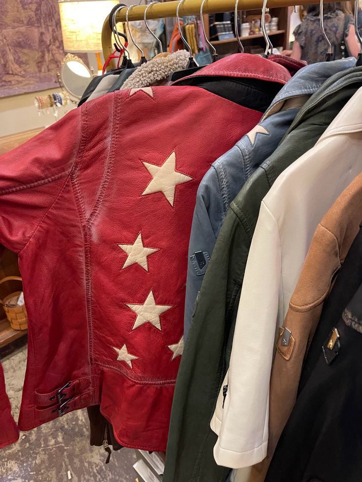 Shopping and found a cool retro vintage style red leather jacket with stars on back Leather Jacket Decoration, Leather Jacket Back Design, 70s Leather Jacket Outfit, Museum Fits, Jacket With Stars, Red Leather Jacket Outfit, Vintage Motorcycle Jacket, Berry Pop, Leather Jacket Outfit