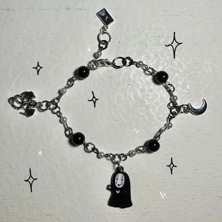 Handmade bracelet, with faceless, dragon and moon charms, with black and white beads. With stainless steel materials. Long 24 cm. If you want a custom size, please buy the product and tell me the size in customization, I will send you updates on the process in DM. Black Metal Gothic Wristband, Black Metal Bracelets For Halloween, Black Metal Bracelet For Halloween, Black Metal Emo Bracelets, Gothic Black Wristband For Halloween, Black Metal Gothic Bracelets, Black Metal Emo Bracelet, Themed Black Metal Jewelry, Adjustable Emo Style Bracelet As Gift