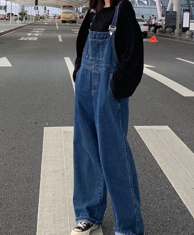 Loose fit Large front pocket Straight cut jeans Perfect for casual park dates Denim Jumper Pants, Dungaree Outfit, Baggy Overalls, Y2k Preppy, Jumper Pants, Overalls Outfit, Jumper Outfit, Salopette Jeans, Denim Jumper