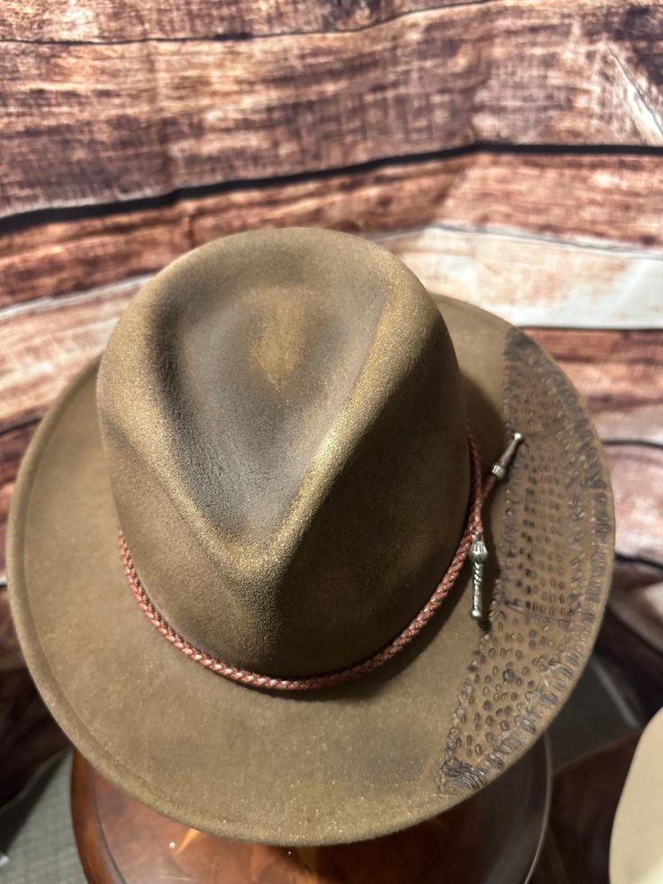 this hat is a auction hat, fixed by our shop. Rustic Adjustable Brown Top Hat, Adjustable Rustic Fedora Hat, Adjustable Rustic Fedora, Rustic Adjustable Fedora, Vintage Flat Brim Fedora For Outdoor, Custom Adjustable Fedora For Outdoor, Artisan Adjustable Fedora For Outdoor, Vintage Fedora Hat For Outdoor, Western Brown Straw Hat