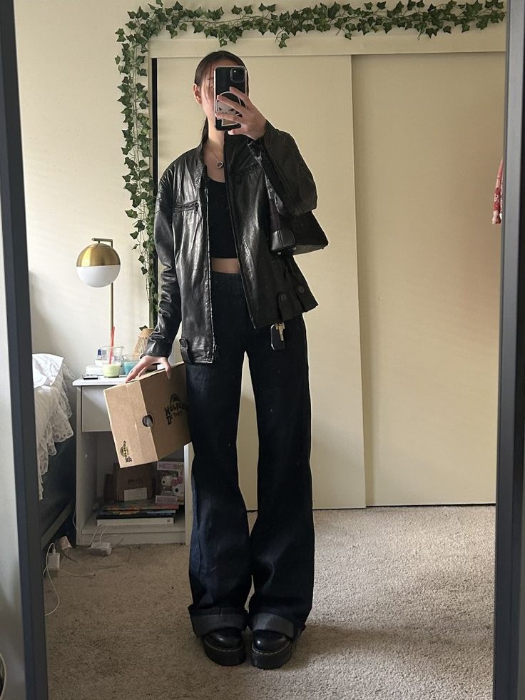 Arctic Monkeys Concert Outfit, Preppy Grunge, Downtown Outfits, Aesthetic Fits, Leather Jacket Outfits, Fashion Fits, Arctic Monkeys, Instagram Foto, Winter Fashion Outfits