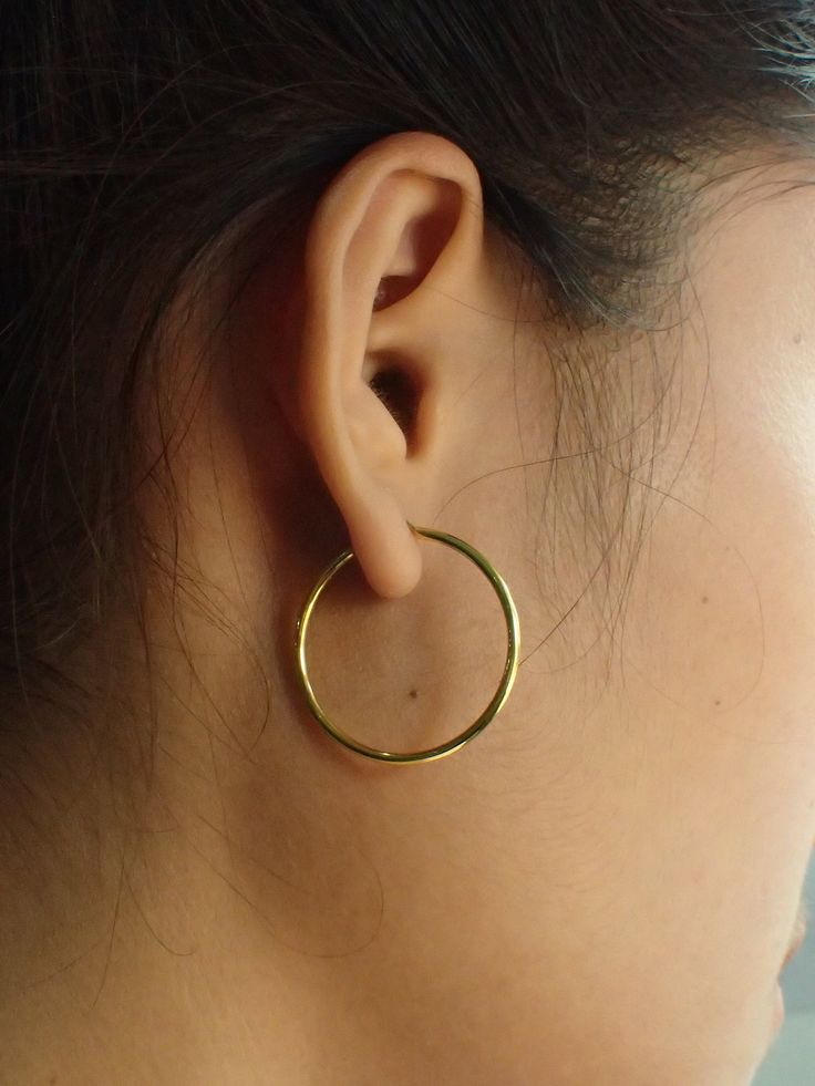 For Ready-to-ship items search here, https://etsy.me/39BDvMS 25 MM Minimalist Hoop Earring / Bridal Gift Gold Plated Hoop Earrings / Sterling Silver Hoop / Earrings Gift for Her Features- * Made to order * Materials: 925 Sterling Silver * Custom color: Rose Gold Plated, Yellow Gold Plated, and White Gold Plated * Hoop diameter: 25 mm. * Post thickness: 0.8 mm. * Layaway Plan Available - SKU : E13 Price is for a pair of earrings, if you only need one side please message me. All silver, gold or pl Classic Hoop Jewelry With Simple Design, Gift Simple Hoop Earrings, Gift Single Hoop Earring, Minimalist Everyday Hoop Earrings, Simple Design Hoop Huggie Earrings, Simple Hoop Huggie Earrings, Modern Small Hoop Jewelry With Simple Design, Minimalist Diamond Hoop Earrings, Minimalist Hoop Earrings For Pierced Ears