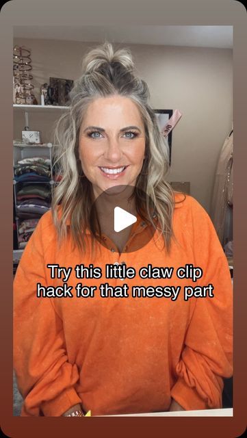 Suzy Turner 🔆 Makeup • Skincare • Hair 🔆 on Instagram: "Anyone else suffer from that dreadful part in the back of your head?? 😖 this cut claw clip hack can help hide it! Let me know if you try it! #clawclip #hairstyle #hairtutorial #hairhack #easyhairstyles #cutehair #halfuphalfdown #hairtips #finehair #thinhair #quickhairstyles" Hair Clippy Styles, Claw Clip Hacks For Short Hair, Clawclip Hairstyle Short Hair, Claw Clip Half Up Half Down, Half Up Claw Clip Hairstyles, Mini Claw Clip Hairstyles, Claw Clip Hairstyles Short Hair, Hair Claw Clip Hairstyles, Shortish Hair