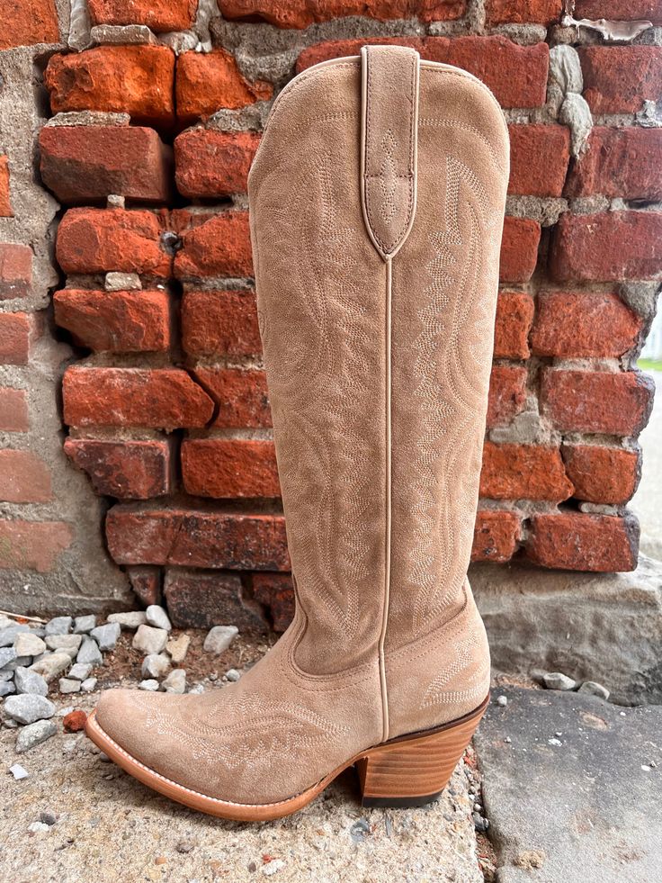 Gorgeous stitching, premium leather, and the knee height make our best-selling Casanova boot a showstopper wherever it goes. With the comfort you need for long nights boogying at country concerts and twirling on the dance floor, it'll turn heads whether you've paired it with cutoffs or your favorite summer dress. 4LR™ lightweight stabilizing shank for support Full-grain leather foot and upper Leather lining Removable All Day Cushioning insole Hand-nailed distressed leather sole Double stitch wel High Boots Style, Western Boots For Women, Embroidery Light, Western Embroidery, Ariat Boots, Western Store, Boot Companies, Vintage Heels, Double Stitch