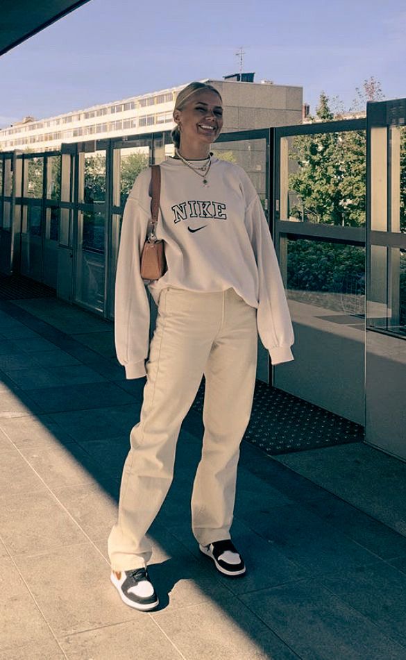 Beige Crewneck Outfit, Aesthetic Outfits Sweatpants, Cargo Pants Outfit Fall, White Sweatshirt Outfit, Beige Cargo Pants Outfit, Sport Pants Outfit, White Hoodie Outfit, Cream Pants Outfit, Outfit Sweatpants