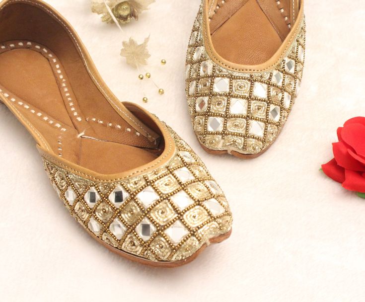 Gold Wedding Flats, Punjabi Shoes, Indian Jutti, Floral Flat Shoes, Gold Shoes Flats, Wedding Shoes Women, Indian Wedding Shoes, Indian Dresses For Women, Indian Shoes