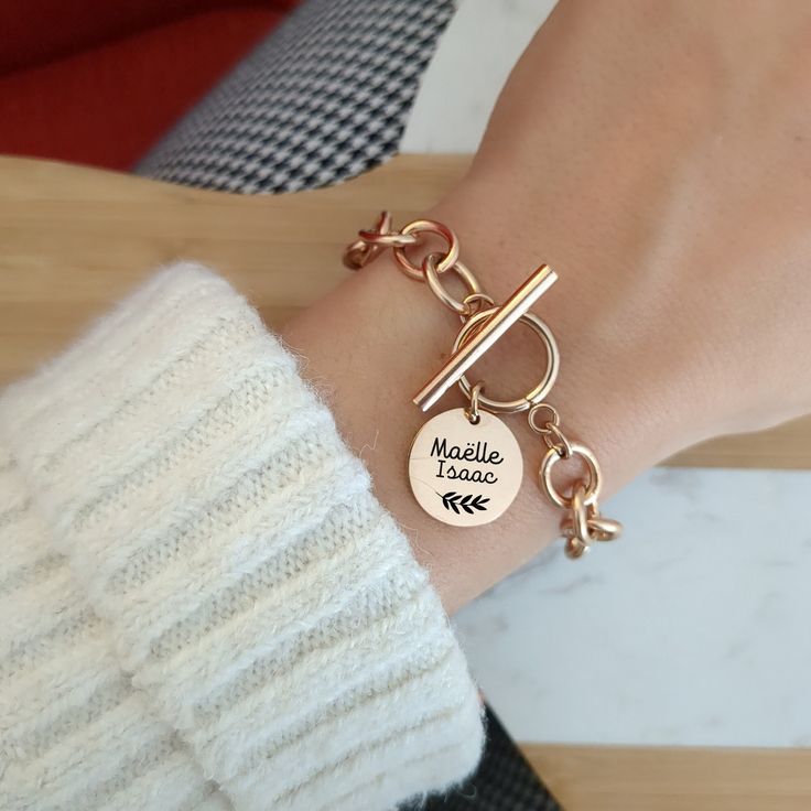 * Bracelet in silver, gold or rose gold stainless steel * 15 mm medals to engrave * 3 bracelet sizes available * Stainless steel bracelet and medals, which do not rust (even in the shower) - CUSTOMIZATION - * Choose whether you want to engrave the front or the front/back of the medal * Enter the word or pictogram to be engraved for each medal + the font We remain available for any questions! ------ To see the entire collection: https://www.etsy.com/fr/shop/Bliche Instagram: @blichebijoux ------ Rose Gold Adjustable Chain Bracelet For Friendship, Gold Engraved Stainless Steel Chain Bracelet, Rose Gold Stainless Steel Jewelry For Gift, Rose Gold Stainless Steel Jewelry Gift, Personalized Metal Name Bracelet, Rose Gold Charm Bracelet With Jubilee Bracelet, Rose Gold Charm Bracelet With Jubilee Detail, Rose Gold Name Bracelet With Adjustable Chain As Gift, Customizable Metal Bracelets As Gift