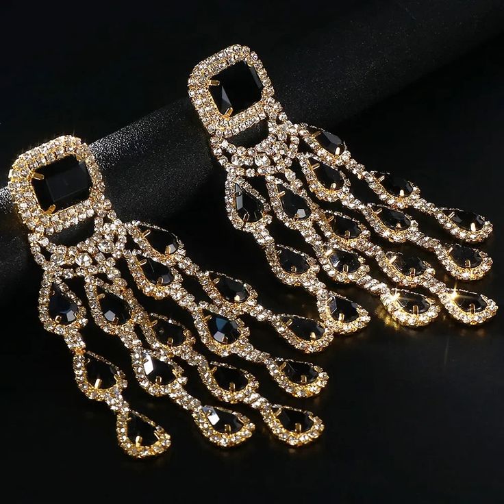 Add a touch of glamour to your look with our Elegant Bridal Crystal Tassel Earrings. Featuring a large pendant with shimmering black crystals and a graceful water drop design, these exaggerated dangle earrings are perfect for parties and special occasions. Ideal for brides and party-goers alike, these stunning earrings will ensure you stand out in any crowd. Material: Rhinestone Metals Type: Copper Item: Crystal Tassel Earrings Style: TRENDY *Note Delivery Time: Due to the current global crisis Unique Drop Earrings, Large Pendant Necklace, Pendant For Women, Stunning Earrings, Large Earrings, Water Drop, Black Crystals, Elegant Earrings, Pendant Earrings