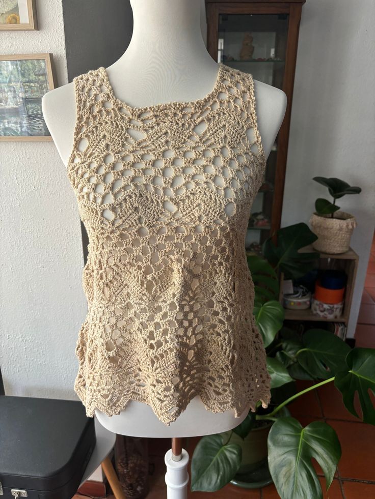 Magnificent women's handmade crochet top in elegant cotton thread, lace stitch, link to close at the back, very beautiful outfit, size 36/38 Casual Summer Cotton Lace Tops, Casual Cotton Lace Top For Summer, Spring Cotton Knit Top With Crochet Lace, Fitted Summer Crochet Top In Cotton Lace, Fitted Crochet Cotton Lace Top For Summer, Fitted Cotton Lace Crochet Top For Summer, Sleeveless Lace Crochet Top For Summer, Summer Crochet Lace Top With Crochet Trim, Summer Cotton Lace Crochet Top