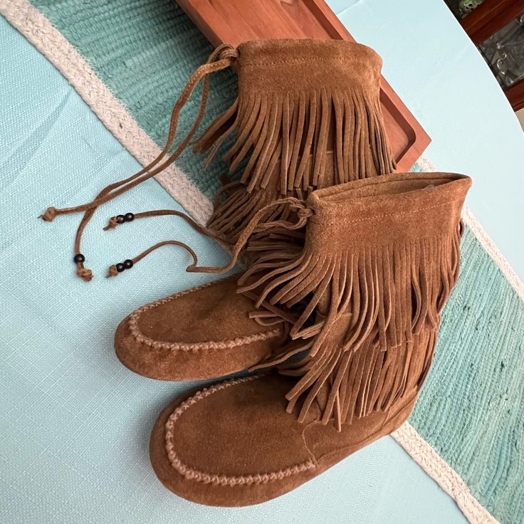 Brand New, Without Tag, Minnetonka All Leather Boots, Double Fringe, Never Worn, Perfect Condition. Any Questions? Please Ask. Minnetonka Boots Outfit, Minnetonka Moccasins Outfit, Fringe Boots Outfit, Knee High Moccasins, Moccasins Outfit, Minnetonka Fringe Boots, Minnetonka Boots, Double Fringe, Minnetonka Moccasins