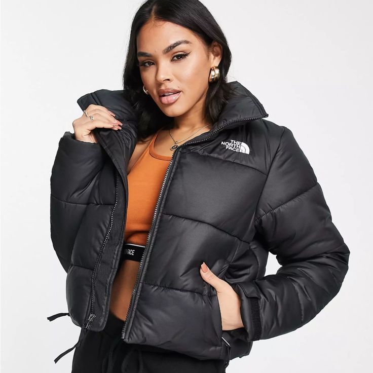 The North Face Saikuru Cropped Jacket In Black - Exclusive At Asos - Brand New Never Worn And Sold Out Online. With Tags! Puffer Outfit, North Face Brand, The North Face Puffer, Down Winter Coats, North Face Nuptse, Cropped Puffer Jacket, Pullover Outfit, Black Down, Puffer Jacket Women