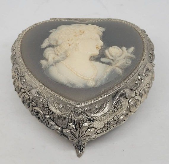 Check out this item in my Etsy shop https://www.etsy.com/listing/1339513229/vintage-japan-silver-plated-musical Coquette Jewelry Box, Music Box Aesthetic Vintage, Jewelry Box Aesthetic, Gothic Jewelry Box, Heart Jewelry Box, Vintage Trinkets, Music Jewelry Box, Jewelry Box Vintage, Toro Inoue