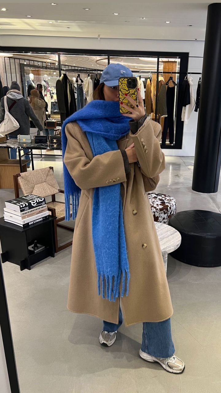 Stylish luxury winter getaway outfits. Winter Outfits Layered Cold Weather, Coat Inspo Outfit, Winter Outfits With Gloves, European Winter Aesthetic, Snowy Winter Outfits, Winter Coat Aesthetic, Blue Scarf Outfit, Paris Winter Outfits, Balaclava Outfit