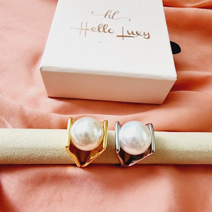 Add Elegance to Your Style with Our "Dareth Ring", which means "Wise Pearl" . This ring is absolutely gorgeous!!!! Make a lasting impression with our stunning classy pearl gold dainty ring. The delicate gold wave design and luxurious pearl centerpiece add a touch of sophistication to any outfit. Made with high-quality materials, this ring is perfect for special occasions and will last you a lifetime with the correct care. Taking your rings off to wash your hands is just a memory. Water & sweat r Pearl Ring Simple, Pearl Gold Ring, Statement Gold Ring, Gold Dainty Ring, Wavy Ring, Pearl Centerpiece, Silver Pearl Ring, Ring Pearl, Water Molecule