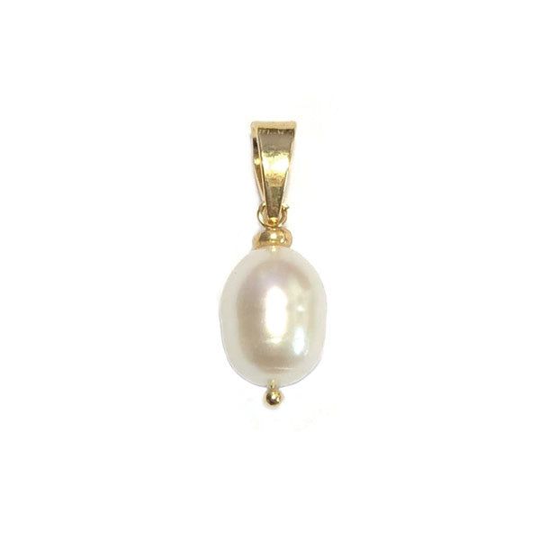 You can easily exchange this charm of a white freshwater pearl with our chains made of Miyuki seed beads and our gold-plated basic chains. Choose your favorite necklace and charm and mix & match them with each other. Or wear several on one chain!


 Material: Freshwater pearl and gold-plated metal.


 Dimensions: 25mm


 The freshwater pearl is a natural product, so the shape and color may vary.