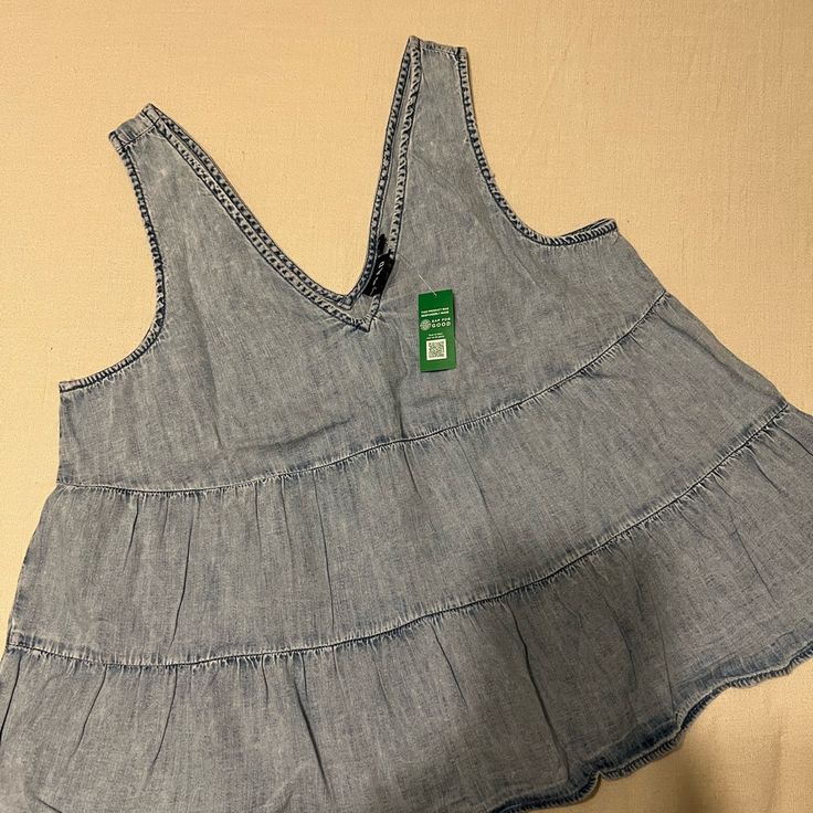 New With Tags! Size M Medium Wash Cotton Tops For The Beach, Medium Wash Cotton Top For Beach, Cotton Beach Top, Cotton Tops For Beach, Trendy Gap Tank Top For Spring, Medium Wash Sleeveless Summer Top, Trendy Summer Denim Blouse, Blue Denim Tops For The Beach, Trendy Medium Wash Blouse For Summer