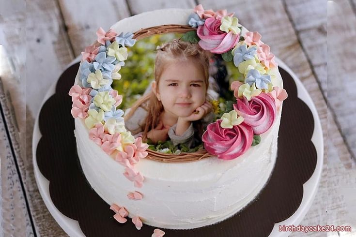 Photo Print Cake, Latest Birthday Cake, Anniversary Cake With Photo, Cake With Photo, Green Birthday Cakes, Cake Pic, Bunny Birthday Cake, Flower Chocolate, Friends Birthday Cake