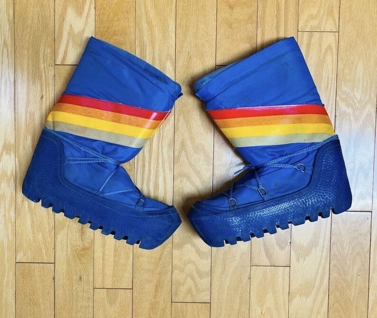 Super cool pair of vintage 1960s / 1970s moon boots / puffy boots / Winter boots / chateau Après-Ski boots.  Rich blue shade with a graphic colorway / colorblock rainbow chevron stripe in red - gold - yellow - light blue.  Great chunky & thick rubber tread sole. Has original matching blue laces; would also look cute with contrast color laces in yellow, red, etc.!  Vintage size tag is faded but reads 8-10 (see pic). I'm a size 8 and comfortably fit in them with medium weight socks they're a solid size 8. They might also work for a larger size but see outer sole measurements below to be sure. Bottom Sole Measurments:  Length: 10" Width (at widest point): 4" 💥Condition: Great worn condition. One small triangular piece is missing from the top inner part of one boot. The tread sole needs more Puffy Boots, Apres Ski Boots, Rainbow Chevron, Boots Winter, Moon Boots, Chevron Stripe, Ski Boots, Yellow Light, Vintage 1960s