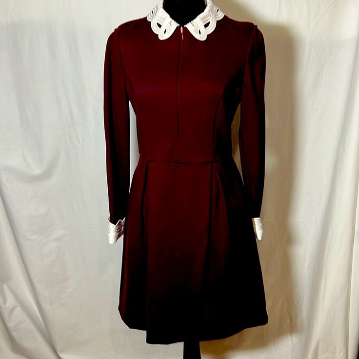 Excellent Condition, Back And Front Zip, Two Side Pockets, Modern Contrast Collar And Cuffs Armpit To Armpit 34 Shoulder To Waist 15 Shoulder To Hem 35 Sleeve 15,5 Nice Heavy Fabric 68% Viscose 28 % Polyamide 4% Elastane Classic Long Sleeve Costume Dress, Fitted Vintage Dress With Lace Trim For Fall, Classic Lined Dresses For Fall, Fitted Vintage Dress For Fall Costume, Fall Vintage Fitted Dress With Lace Trim, Classic Red Dresses For Fall, Formal Fall Dress With Doll Collar, Classic Red Dress For Fall, Retro Long Sleeve Costume Dress