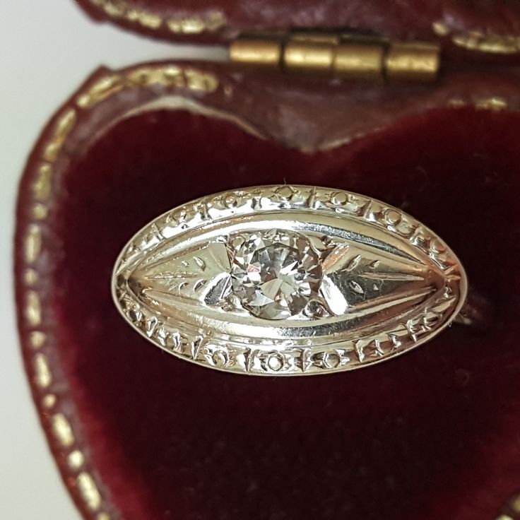 Art Deco 14kt White Gold Ornate Filigree Diamond Ring , 1930s. 1 Round Cut Diamond Approx . .22carats (3.8mm) Diamond (Color "H";Clarity "Si "). Very Bright And Shiny!!!! Stamped 14k. Weight 2.3gr. Size 4(Sizable). Collectible Platinum Diamond Ring In Diamond White, Collectible Diamond White Platinum Diamond Ring, Platinum Collectible Diamond Ring, Art Deco Brilliant Cut Diamond Ring Collectible, Art Deco Collectible Diamond Ring With Brilliant Cut, Platinum Diamond Ring With Diamond Cut For Collectibles, Collectible Platinum Diamond Ring With Brilliant Cut, Collectible Platinum Rings With Brilliant Cut, Art Deco Oval Platinum Diamond Ring