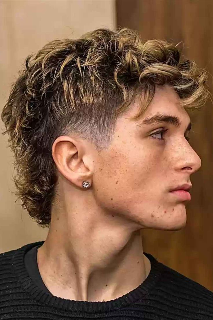 Mullet with Highlights and a Taper Fade for Dudes with longer hair on top Classic Mullet, Modern Mullet Haircut, Fade Mullet, Mullet Fade, Mens Haircuts Short Hair, Men Haircut Curly Hair, Taper Fade Haircut, Mullet Haircut, Mens Hairstyles Thick Hair