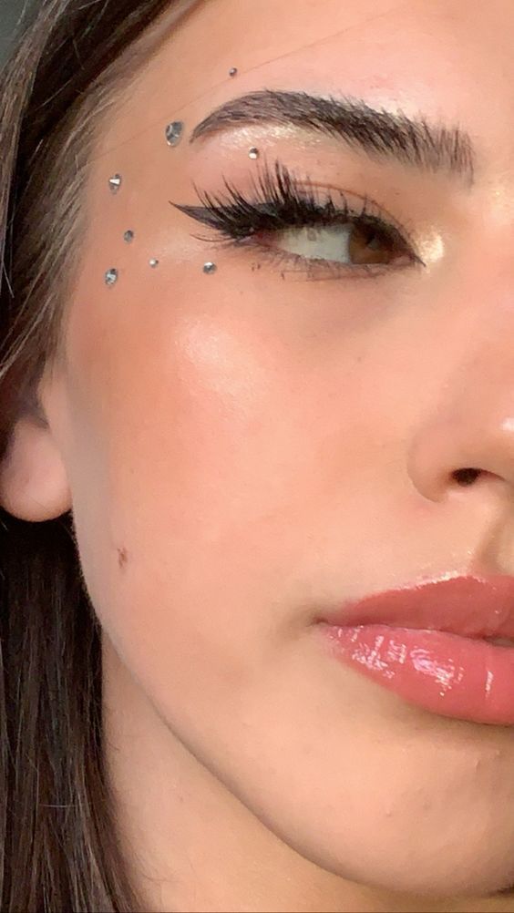 EUPHORIA MAKEUP & INSPO | RINESTONE MAKEUP Gem Makeup, Halloweenský Makeup, Concert Makeup, Euphoria Makeup, Rhinestone Makeup, Rave Makeup, Smink Inspiration, Makijaż Smokey Eye, Dope Makeup