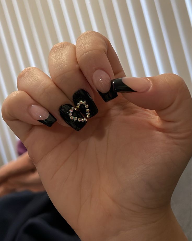 Short Nails Ideas Rhinestones, Grunge Short Acrylic Nails, Acrylic Nails Ideas Y2k Short, Y2k Nails Acrylic Short Coffin, Black Nails With Heart Rhinestones, Black Nails With A Heart, Rhinestone Heart Nails Designs, Short Gel Nails Y2k, Acrylic Nails Y2k Short