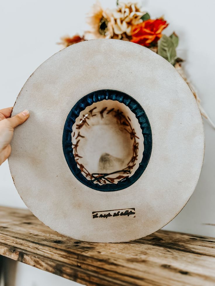 This burnt, distressed, felt fedora hat is a size Medium (57 cm around). This hat graphic of a cowboy roping in the desert is drawn into the hat and burned. The hat band is a genuine leather band with a genuine leather feather accent. This hat is burnt so it might have a slight smell for a few weeks.All feathers are glued to hold on the hat.FREE SHIPPING ON ALL OUR HAT ORDERS!All hats are branded by ©The Kiersten Zile CollectionNeed a Custom order? Message the Shop and we can start on that for y Cowboy Hat Embroidery, Best Hats For Men, Cowboy Roping, Cowboy Hat Design, Hat Fedora, Pyrography Art, Distressed Hat, Felt Fedora, Hat Embroidery