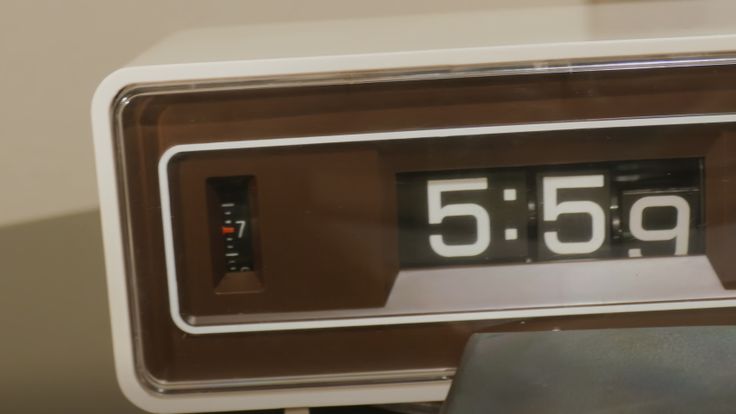 an alarm clock with the time five 559